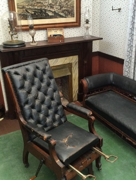 <p>1985’de kullanılan<strong> ‘muayene’ </strong>sandalyesi de Dittrick Museum’dan.</p>
