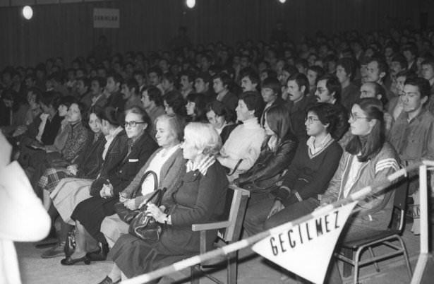 <p>Türkiye İşçi Partisi (TİP) Genel Başkanı Behiçe Boran (ilk sıra sağda) ve arkadaşları Sıkıyönetim Mahkemesi'nde yargılandı.</p>