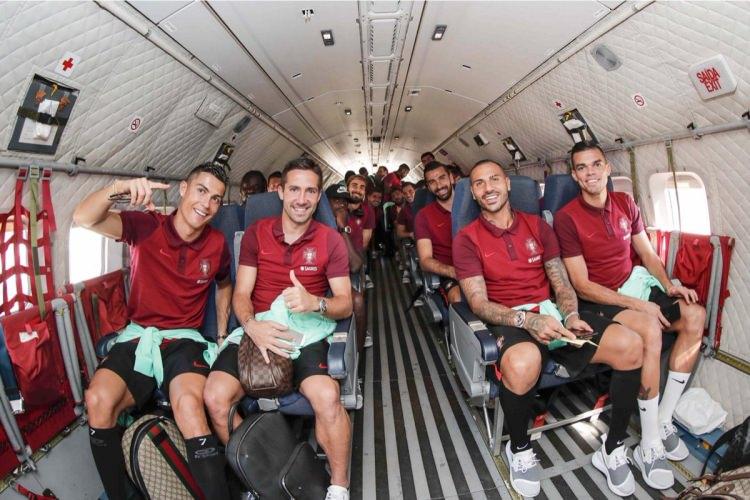 <p>Beşiktaş'tan Pepe ve Quaresma'nın yer aldığı kafilede futbolcular uçağın içerisinden fotoğraf çektirmeyi ihmal etmedi.</p>
