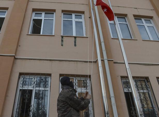<p><span style="color:#FFA500"><strong>İNDİRİLEN BAYRAK YERİNE ASILDI</strong></span></p>

<p><strong>Operasyonda okulda bulunan  teröristlerden bazılarının da etkisiz hale getirildiği öğrenildi. </strong></p>

<p><strong>Okulları teröristlerden temizleyen polis ve jandarma ekipleri, ilk  olarak Türk bayrağını yeniden göndere çekti. </strong></p>
