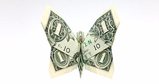 <p>1 doları origami aracılığıyla örnek aldığı objelere dönüştüren sanatçı, adeta paraya bir başka bakış açısı kazandırıyor.</p>

