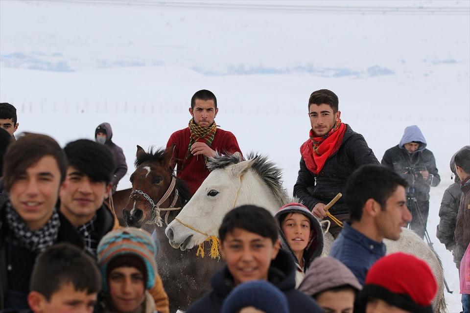 <p>Her sabah önce hayvanların bakımlarını yaptıklarını, daha sonra da hava iyi olduğunda kar üstünde atları koşturduklarını belirten Kışlakçı, köylerinde her evde mutlaka bir at bulunduğunu ifade etti. </p>

<p>​</p>
