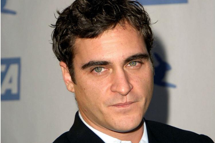 <p>Joaquin Phoenix</p>

<p>Ünlü oyuncu 3 yaşında ailesiyle birlikte balık tutmaya gittiğinde hayatı için çırpınan balıkları gördükten sonra vegan olarak besleniyor.</p>
