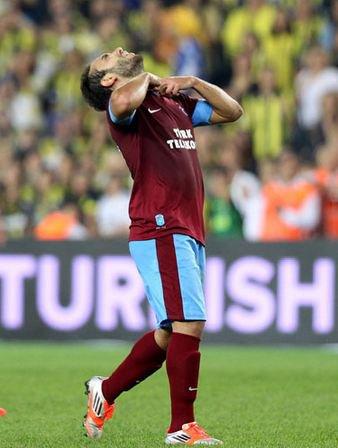 <p>Olcan Adın Galatasaray'a geliyor!</p>

<p>G.Saray'ın yerli transferindeki bir numaralı hedef olan Olcan Adın'ın transferi hafta sonuna kadar netleştirilecek. Sarı-kırmızılı yönetim dün yaptığı toplantıda milli futbolcu için harekete geçme kararı aldı. Yönetimin, hafta sonuna kadar Trabzonspor ile masaya oturup, bu transferi sonuçlandırması bekleniyor. Galatasaray'ın Olcan'a karşılık bir miktar para ve Salih Dursun'u teklif edeceği belirtiliyor. Başkan Ünal Aysal, Olcan'ı istediklerini doğrularken, Trabzonspor'un rızasını alarak bu işi çözmek istediklerini söylemişti. Trabzonspor ile 1 yıl daha sözleşmesi bulunan Olcan da yönetime ayrılmak istediğini bildirmişti.</p>
