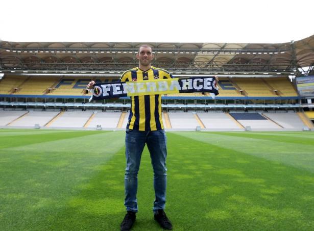 <p>Fenerbahçe'nin yeni transferi Fernandao, kendisini sarı-lacivertli renklere bağlayan sözleşmeye imza attı.</p>
<p> </p>