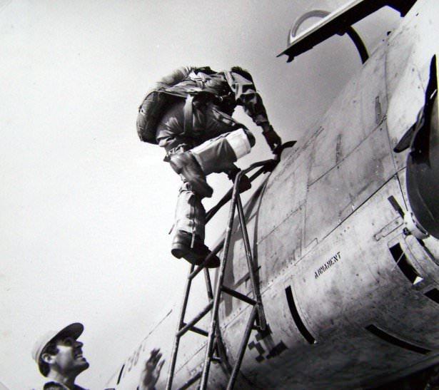 <p>Pilotlarımız Uçaklarına Binerken</p>
<p> </p>