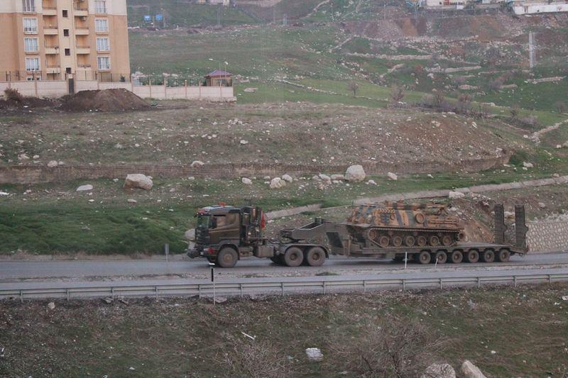 <p>Operasyon hazırlıkları göze çarpan Şırnak'ta giriş ve çıkışlarda polis ve askerler konuşlandırıldı. Şırnak'ta Siirt çevre yolu, Uludere çevre yolunda şehre girenler için güvenlik önlemleri artırıldı. Birçok okul ve öğrenci yurduna da asker ve polisler yerleştirildi. Zırhlı araçlarla kontrol noktaları oluşturan güvenlik güçleri, Hakkari, Cizre ve Siirt yönünden gelen araçların kontrollü olarak ilk merkezine girmelerine izin veriyor.</p>
<p> </p>