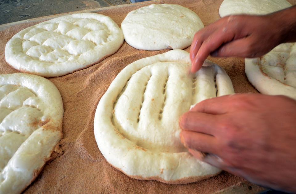 <p>Tabi bu bölgede fazla taş fırın yok. Bizler de hem taş fırın hem de tırnak pide geleneğini sürdürmeye çalışıyoruz. </p>