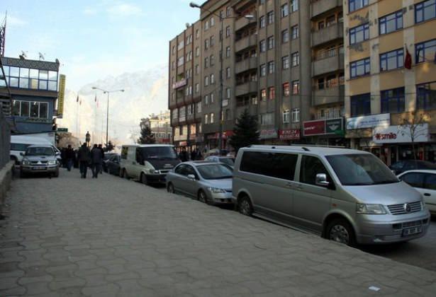 <p>Ülkede en az otomobilin bulunduğu şehir ise Hakkari. Sadece 2 bin 151 adet otomobilin bulunduğu bu şehri 2 bin 582 otomobil ile Tunceli, 3 bin 54 otomobil ile Ardahan, 3 bin 465 adet otomobil ile Şırnak ve 4 bin 849 otomobil ile Bayburt takip ediyor.</p>
<p> </p>