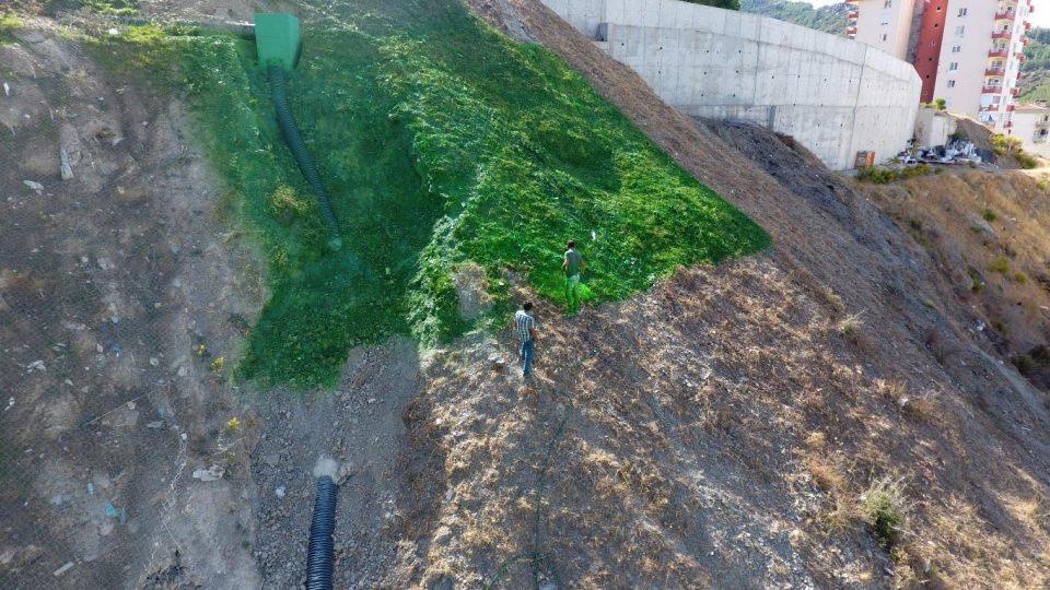 <p>İzmir Büyükşehir Belediyesi ile Narlıdere Belediyesinin ortaklaşa yaptığı Yaşar Kemal'in adını verdiği rekreasyon alanının etrafındaki yamaçların yeşile boyanması tartışmalara neden oldu.</p>

<p> </p>
