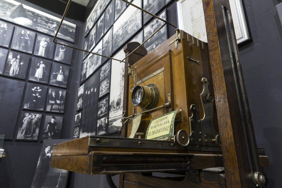 <p>Konya Büyükşehir Belediyesi tarafından Ahmet Rasih İzzet Koyunoğlu Müzesi'nde kurulan stüdyoda, Kılıkçı'nın 1917 yılında açtığı ve Anadolu'nun en eski fotoğrafçı dükkanlarından olan iş yerinde kullandığı ekipmanlar sergileniyor.</p>

<p> </p>
