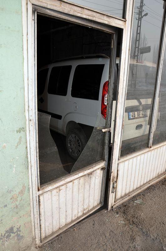 <p>Ölen ve yaralanan kimsenin olmadığı patlamada yolda büyük bir çukur açılırken, çevredeki ev ve işyerlerinin camları kırıldı. </p>

<p> </p>
