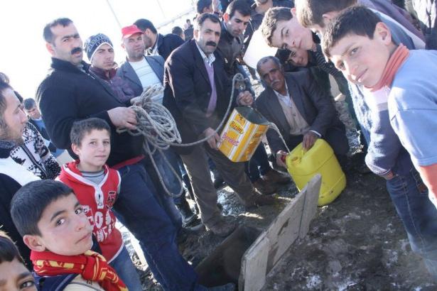 <p>K&ouml;y halkından evli 4 &ccedil;ocuk babası 40 yaşındaki Necati Yolcu bir bardak suya hasret kaldıklarını, il il&ccedil;e y&ouml;neticileri, milletvekillerine yaptıkları başvurulardan da şimdiye kadar sonu&ccedil; alamadıklarını belirtti. Necati Yolcu şunları s&ouml;yledi:</p>
