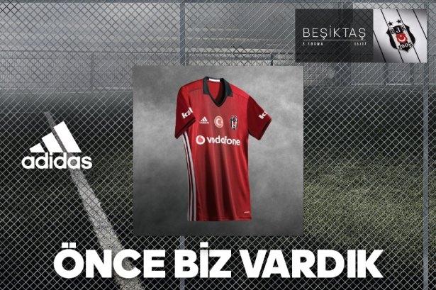 <p>Süper Lig’de son şampiyon Beşiktaş, resmi internet sitesinden yaptığı açıklamada gelecek sezon için hazırlanan formaları görücüye çıkardı.</p>