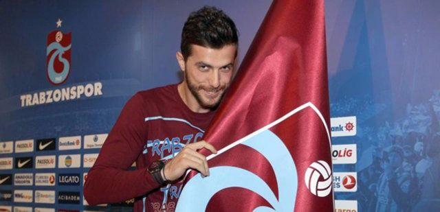 <p><strong>UĞUR DEMİROK</strong></p>

<p>Galatasaray alt yapısından çıkan ancak yıldızı Akhisar'da parlayan Uğur için Galatasaray ve Trabzonspor devredeydi. G.Saray'a imza atması beklenen oyuncu Trabzonspor ile 3,5 yıllık sözleşme imzaladı.</p>
