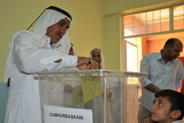 <p>Üzerlerinde beyaz fistan başlarında puşi takan vatandaşlar oylarını giydikleri yöresel kıyafetlerle kullandı.</p>
