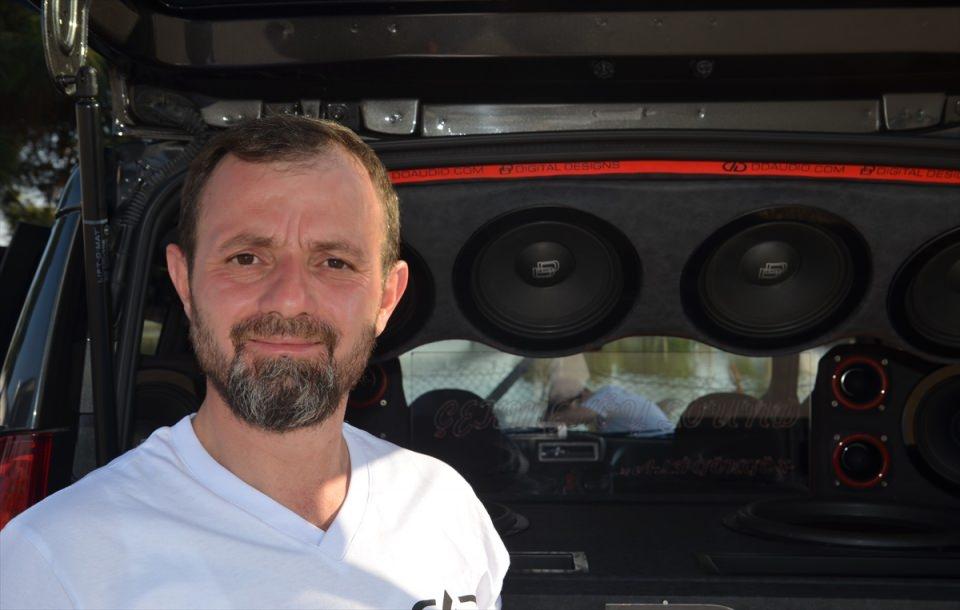 <p>Aracımla davet edildiğim fuar organizasyonlarına katılıyorum ve gittiğim hemen her yerde vatandaşlar büyük ilgi gösteriyor. Zaman zaman da arkadaşlarla bir araya gelip aracımda müzik dinliyoruz.” </p>
