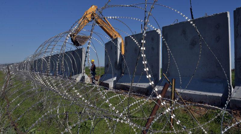 <p>Zırhlı araç ve tanklar, hat üzerinde sürekli ring halinde bulunurken,  obüsler ise olası saldırılara hazırlıklı şekilde bekletiliyor.</p>

<p> </p>
