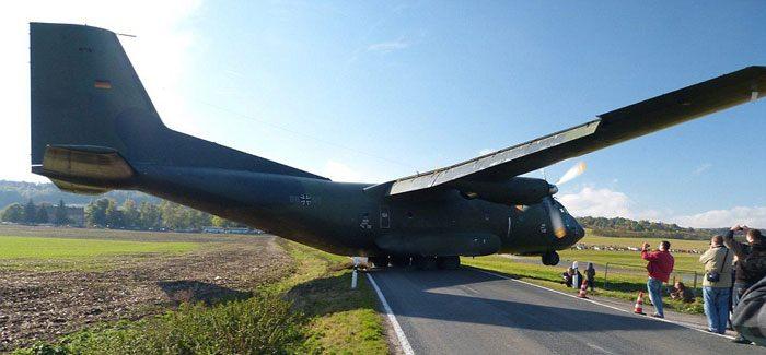 <p>Ancak pilotun soğukkanlı manevraları hem bekleyen insanları hem de hava müzesi için getirilen uçağı kurtardı. Kaza anı uçağı bekleyenler tarafından kaydedildi.</p>

<p> </p>
