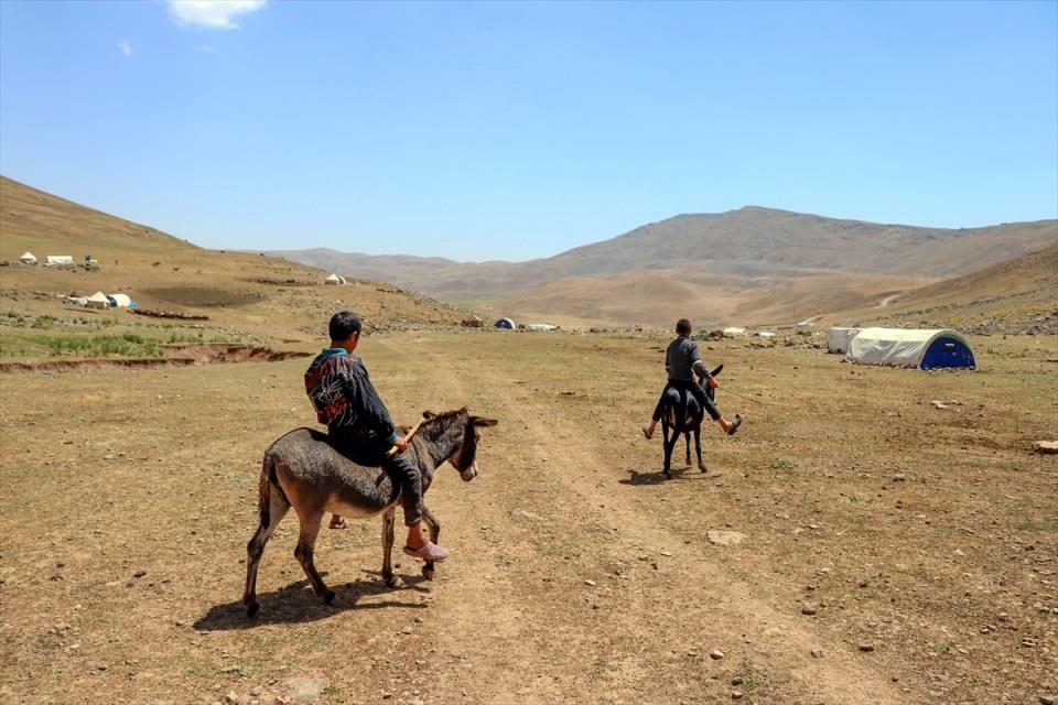 <p>Yaylamız çok güzel, komşuluğumuz çok güzel, memnunuz. Yayla yaşamı çok güzeldir, ben Iğdır'dan geldim, Iğdır'da hava çok sıcak, oradaki komşularımız sıcaktan bunalırken biz burada serin havanın keyfini çıkarıyoruz. Kışın şehre dönünce yayla mevsiminin gelmesi için sabırsızlanıyoruz." </p>