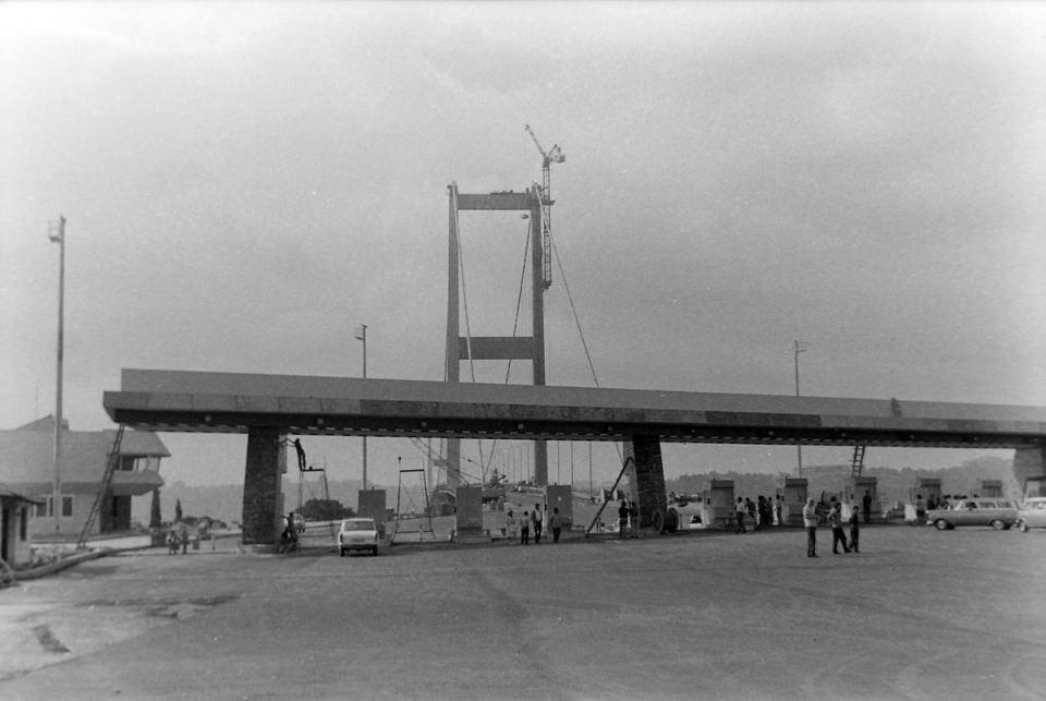 <p>Boğaziçi Köprüsü İnşaatı<br />
<br />
İstanbul Boğazı'nda Anadolu ve Avrupa yakalarını birleştirecek Boğaziçi Köprüsü'nün yapım çalışmaları devam ediyor. Köprünün yapımı tamamlandığında iki kıtayı birleştiren ilk köprü olacak. Fotoğrafta, Beylerbeyi t arafından yapım çalışmaları. 1973 </p>

<p> </p>

<p> </p>
