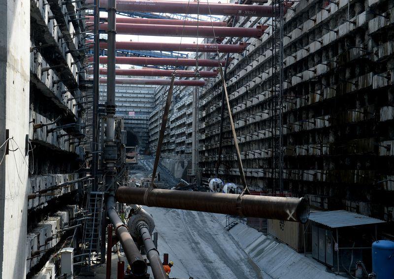 <div><strong>Trafiği rahatlatacak, ekonomiye katkı sağlayacak</strong></div>

<div> </div>

<div>Günde 130 bin aracın geçmesi beklenilen projenin kullanıma alınmasıyla şehir trafiğinin rahatlayacak. Tünel tamamlandığında seyahat süresinin kısalması ile emisyon miktarlarında, yakıt tüketiminde ve araç bakım masraflarında azalma gerçekleşirken, Türkiye ekonomisine de katkı sağlanmış olacak.</div>
