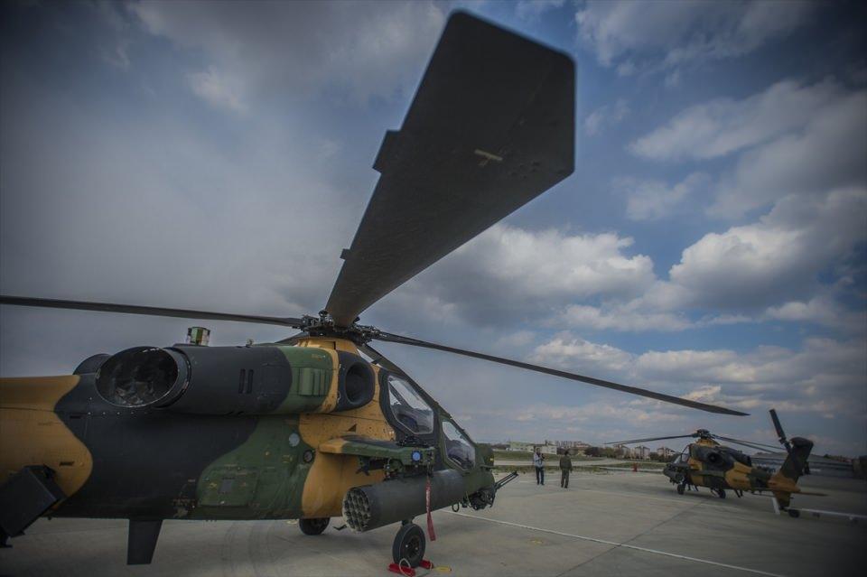 <p>ATAK helikopteri hedefi çıplak gözle görmeden de vurabiliyor. Öyle ki belirlenen hedefi lazer sistemiyle koordinatlayan ATAK, dağın diğer yakasındaki herhangi bir hedefi kilometrelerce uzaklıktan imha edebiliyor.</p>

<p> </p>

