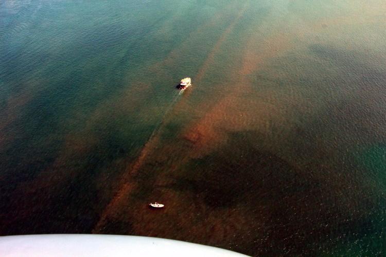 <p>Helikopterle çekilen fotoğraflar, Fethiye Körfezi'ndeki derelerin neden olduğu çamur tepelerini gözler önüne serdi. Bilimsel araştırmalar, 2 milyon metreküpten fazla çamur bulunan körfez tabanının her yıl 8 santimetre dolduğunu ortaya koyarken; kirlilik, deniz trafiğini de olumsuz etkiliyor.</p>
<p> </p>