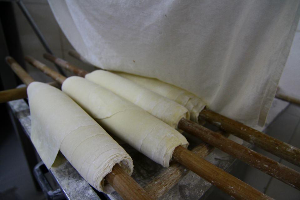 <p>Baklava Ustası Şirvan Payas, her bayram öncesi gibi bu Kurban Bayramı öncesi de yoğun mesai harcayarak baklava ürettiklerini söyledi.</p>