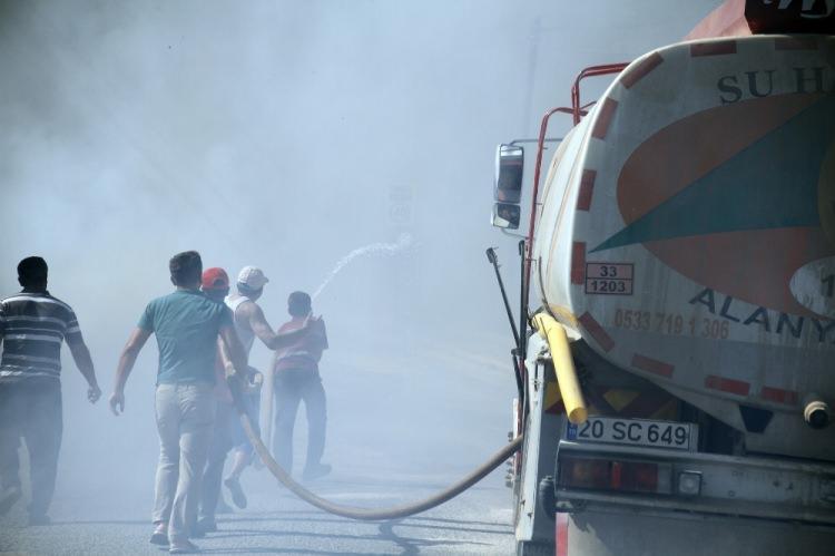 <p><strong>Alanya'da korkulan oldu! Alev alev yanıyor</strong></p>
<p>Antalya’nın Alanya ilçesinde okul, otel ve villaların bulunduğu makilik alanda yangın çıktı. Yangına güçlükle müdahale edilirken, değeri yaklaşık 500 bin TL olan villa tamamen yandı. 3 villa ise kısmen zarar gördü, 1 sera ise kullanılamaz hale geldi.</p>
<p> </p>