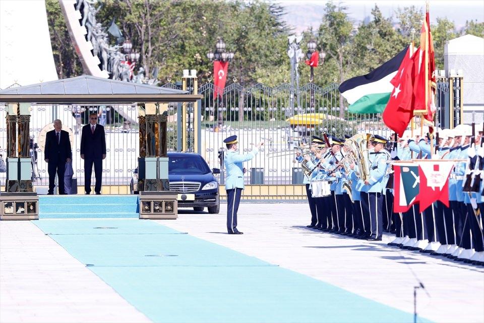 <p>Cumhurbaşkanı Erdoğan, Mahmud Abbas'ı Cumhurbaşkanlığı Külliyesi'nin ana giriş kapısında karşıladı. Erdoğan ve Abbas'ın tören alanındaki yerlerini almasının ardından, iki ülke milli marşları çalındı.</p>
<p> </p>