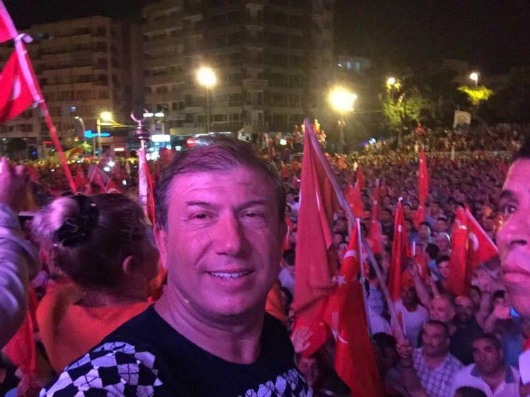 <p>Fethullahçı Terör Örgütü'nün (FETÖ) darbe girişimine Eski milli futbolcu Tanju Çolak tepki gösterdi.</p>
