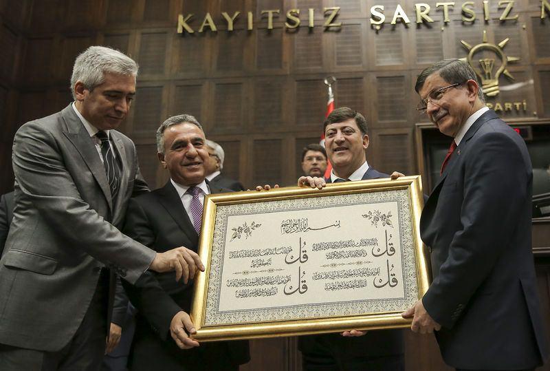 <p><strong>Partililerle sık sık buluştu</strong></p>
<p> Parti kurullarıyla sık sık bir araya gelen Davutoğlu, AK Parti'nin 12 genişletilmiş il başkanları toplantısına başkanlık etti. Davutoğlu döneminde bu toplantılar, 99'uncusu Şanlıurfa'da, 100'üncüsü Edirne'de gerçekleştirilerek ilk kez Ankara dışına taşındı.</p>