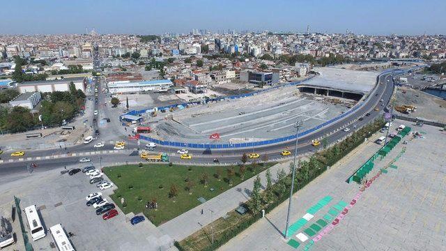 <p>İstanbul’u trafiğini rahatlatması beklenen Türkiye’nin ilk denizaltından geçen tüneli, Avrasya tünelinde artık sona yaklaşılıyor. Deniz altında tünel inşaatı sürerken, karada devam eden bağlantı yollarlındaki çalışmada hummalı bir şekilde sürüyor.</p>
<p> </p>