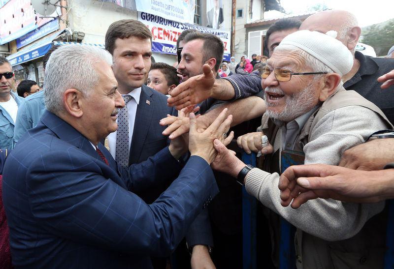 <p><strong>TEMEL FIKRASIYLA BAŞLADI</strong></p>

<p>Binali Yıldırım, Ak Parti Genel Başkanı olarak parti sözcüsü Ömer Çelik tarafından adı açıklanınca, kürsüye çıkar çıkmaz konuşmasına temel fıkrasıyla başladı: "Şimdi aklıma bir şey geldi. Temel konuşma yapmaya hazırlanıyormuş. Kürsüye çıkmış. Bakmış ki konuşması yok. Benim gibi.. Sonra dönmüş demiş ki topluluğa, ‘Buraya çıkarken konuşmamı bir Allah biliyordu bir ben. Şimdi artık Allah biliyor...”</p>

