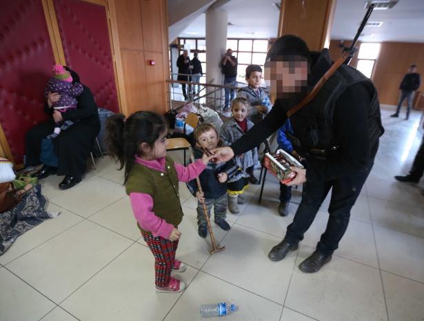 <p>Hakkari'nin Yüksekova ilçesinde terör örgütü PKK mensuplarının, operasyonlarda "canlı kalkan" olmaya zorladığı 6'sı çocuk 35 kişi, güvenlik güçlerince kurtarıldı.</p>
