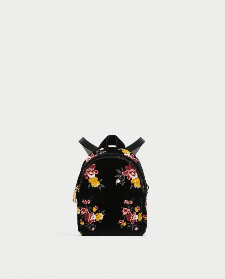 <p>Zara Mini İşlemeli Kadife Sırt Çantası</p>

<p><strong>119,95 TL</strong></p>

