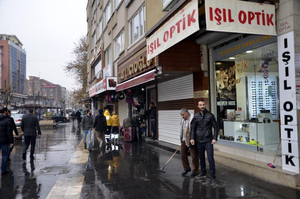 <p>Bazı esnafın da iş yerlerindeki ürünleri araçlara yükleyerek, ilçe dışına götürdüğü görüldü.</p>

<p> </p>
