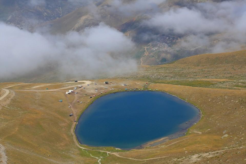 <p>Alternatif turizm arayanların ilk tercihleri arasında yer alan Doğu Karadeniz'de, Soğanlı Dağları'nın dik yamaçları arasında ziyaretçilerini kah sis bulutlarının altında kah üstünde, masmavi görüntüleriyle karşılayan göller, adeta mavi boncuğu andırıyor.</p>
