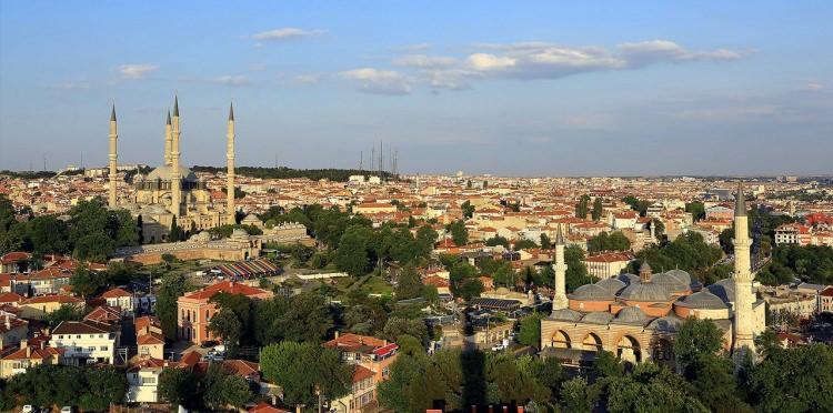 <p><strong>9. Edirne</strong></p>
<p>İstanbul'dan iki saat uzaklıkta günü birlik gezilecek yerlerin başında gelir.</p>