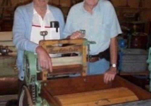 <p>İlk çamaşır makinesi 1907 yılında Hurley Machine Co. tarafından pazarlandı.</p>

<ul>
</ul>
