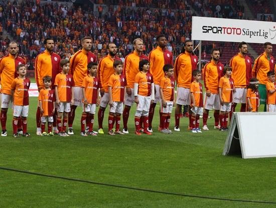 <p>GALATASARAY'IN MUHTEMEL 11'İ: Ligde ilk 5'e giremeyen ve Avrupa şansını tamamen Türkiye Kupası'na bırakan Galatasaray, eğer Avrupa cezasını 1 senede çekmek istiyorsa finalde Fenerbahçe'yi kesinlikle mağlup etmeli... Riekerink ve başkan Özbek takımı tamemen bu doğrultuda motive etmeye çalışıyor.</p>

<p> </p>
