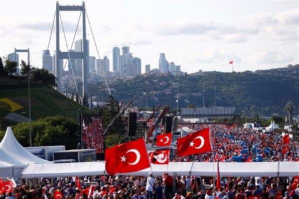 <p>İstanbul Şehitler Köprüsü'ndeki etkinlikler yabancı ajanslara böyle yansıdı.</p>
