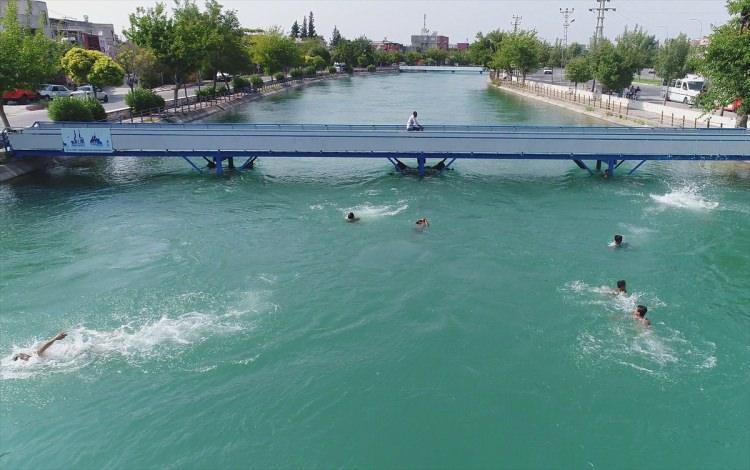 <p>Boğulma olaylarının en fazla yaşandığı iller ise Şanlıurfa, Antalya ve Adana oldu. Şanlıurfa'da yaşanan 12 boğulma vakasında 16 kişi, Antalya'da 12 boğulma olayında 14 kişi, Adana'da da 4 vakada 6 kişi yaşamını yitirdi.</p>
