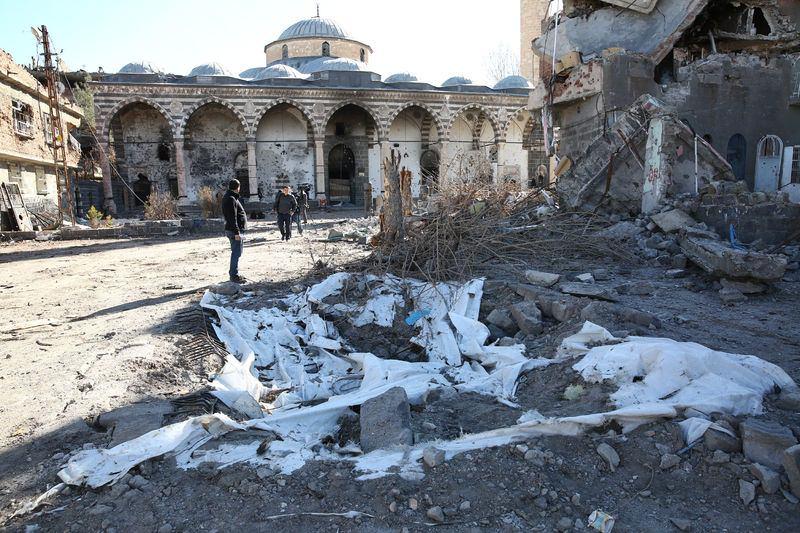 <p>Saldırıda şadırvanı yıkılan, orijinal kapısı tamamen yanan, imam odası ile daha önce medrese olarak kullanılan bölümü ile altın varaklı minberi kullanılamaz hale gelen caminin çevresinde de teröristlerce yerleştirilen el yapımı patlayıcıların infilak etmesi sonucu büyük çukur oluştuğu görüldü. </p>