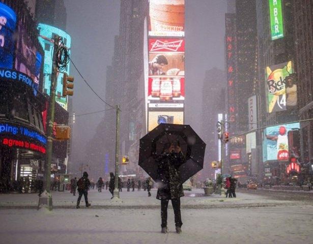<p>Times Meydanı'nda kar fırtınasını fotoğraflayan şemsiyeli bir adam</p>
<p>New York / ABD</p>