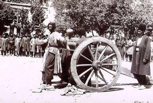 <p>Biraz sonra ateşlenecek bir topun önüne bağlanarak infaz edilmeyi bekleyen İran'lı adam, 19. yüzyılın sonları.<br />
</p>
