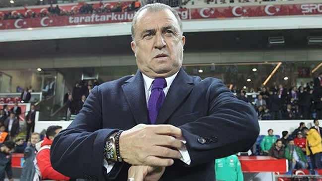 <p>PERFORMANS PRİMİ: %50!<br />
<br />
Terim'in fesih sonrası ücretli olarak bir iş yapması halinde bu ödemenin sonlanacağını ön gören bu sözleşmeye göre tek taraflı fesih durumunda tecrübeli teknik adama geride kalan maçlarla ilgili ödenecek olan prim hak edişleriyle ilgili de "Türkiye futbol direktörü işbu sözleşmenin 3. maddesinde belirtilen performans primlerine, görev aldığı eleme müsabakalarının sayısı ve bu müsabakalardan alınan puanlar oranında hakkaniyete göre hak kazanır. Performans primi %50 müsabaka sayısı, %50 puan esasına göre belirlenir" açılımı yapılmış.</p>