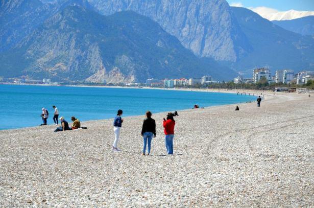 <p>Hava sıcaklığının 18, deniz suyu sıcaklığının ise 17 derece &ouml;l&ccedil;&uuml;ld&uuml;ğ&uuml; kentte, yerli ve yabancı turistler denizin ve g&uuml;neşin tadını &ccedil;ıkardı.&nbsp;Konyaaltı sahilinde vatandaşlar ve yabancı turistler denize girdi, g&uuml;neşlendi. Bazı vatandaşlar ise sahilde y&uuml;r&uuml;y&uuml;ş yapmayı tercih etti.</p>
