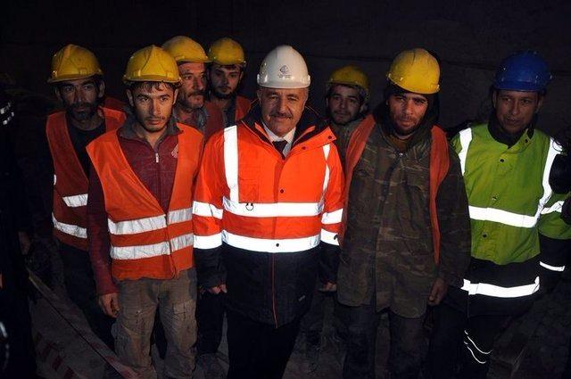 <p>Projeyi, öngördüğümüz sürede bitirerek, insanımızın hizmetine sunacağız. Buraya sıklıkla, arkadaşlarımızla birlikte geleceğiz. Milletvekilleri, il başkanlarımız ve mülki idare amirleriyle birlikte burayı sıklıkla inceleyeceğiz ve denetleyeceğiz.</p>

<p> </p>
